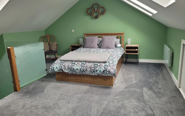 Forest Cedar Lodge, Cinderford, Sleeps 4