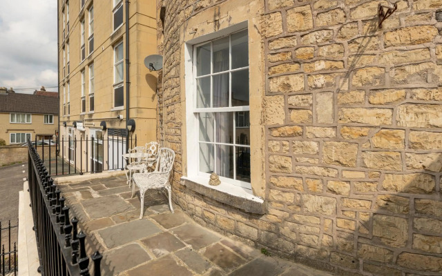 Georgian 3 Bed 3 Bath Central Apartment & Parking