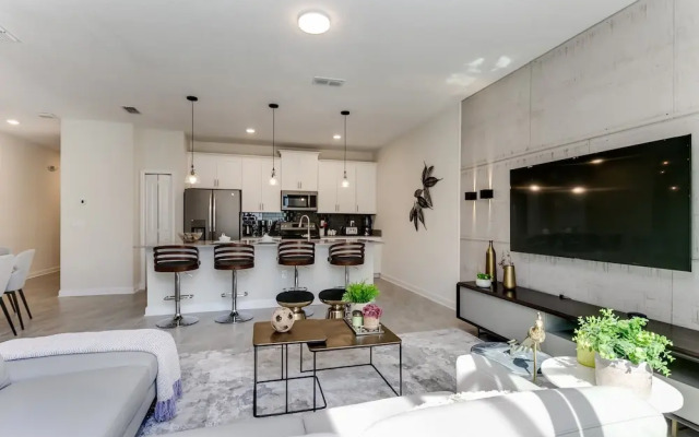 4bed 3Ba Storey Lake Home w. Pool