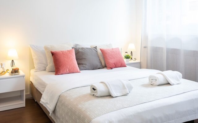 Sunny 2bdr Apartment With a Balcony