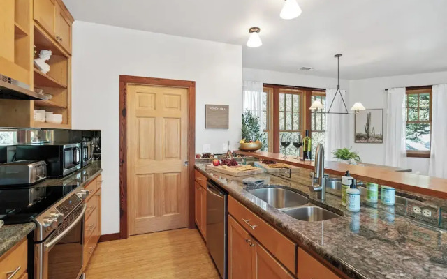 Urban Cowboy Villas - Heart of 704