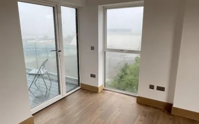 Exquisite Riverside Living in a Stunning Flat