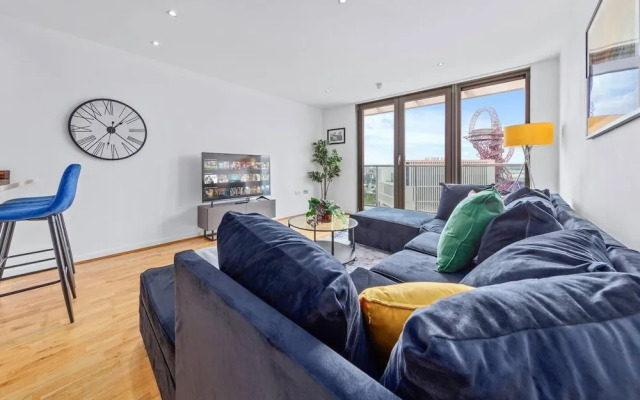 Penthouse 2-bed Apartment in The Heart Of E15