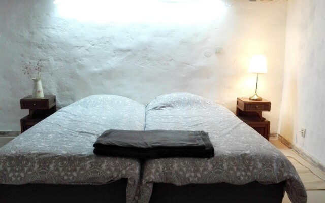 House with 2 Bedrooms in Cabril , with Wifi