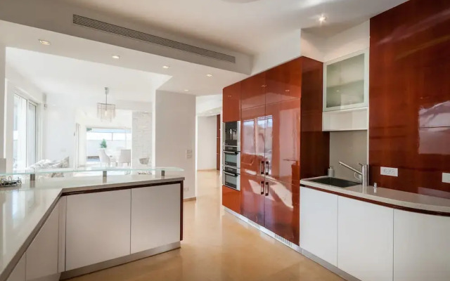 Luxurious Villa with great location