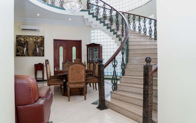 Mini-Mansion Villa Adjacent To The Beach