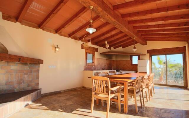 Private 4-bedroom Villa w/ Pool, Summer Kitchen & Expansive Living Space