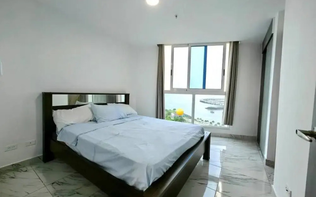 Oceanfront Designer Apartment PH The Sands, Next to Hilton