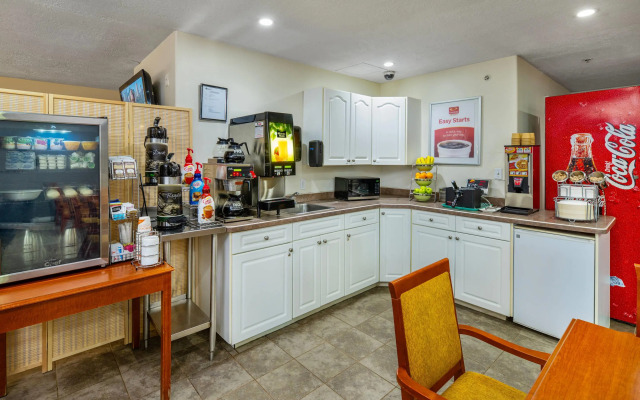Econo Lodge Inn & Suites
