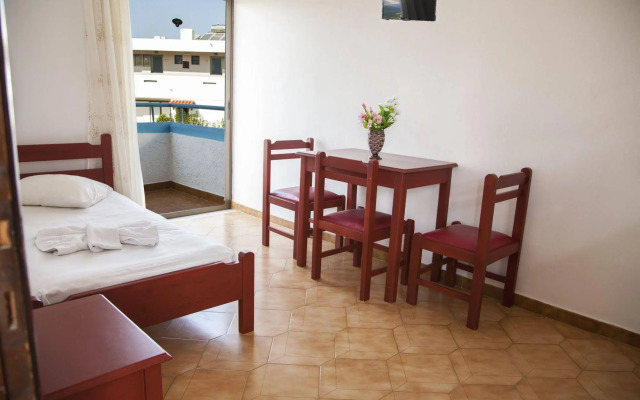 Yannis Yard Studios and Apartments