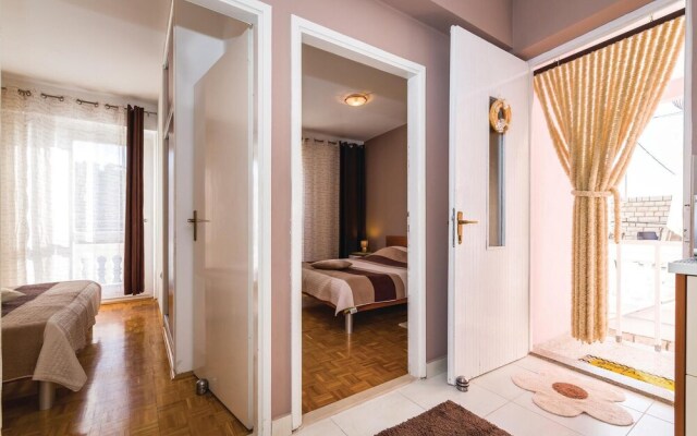 Nice Apartment in Novigrad With 4 Bedrooms