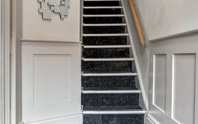 Fantastically Modern, Clean 1 Bedroom Flat for 4