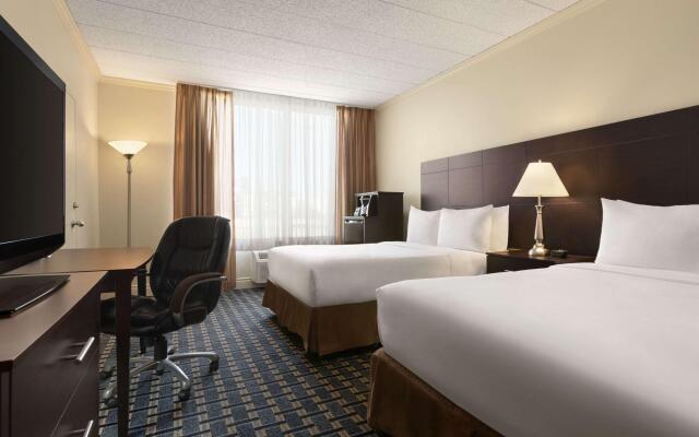 Travelodge by Wyndham Hotel & Convention Centre Quebec City