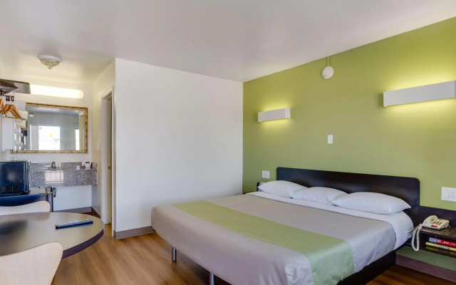 Motel 6 El Paso, TX - West