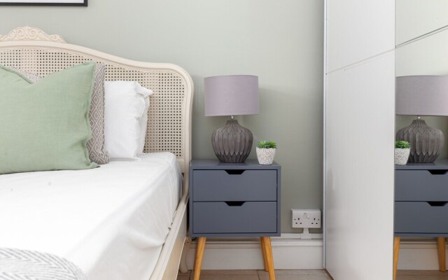 Magnificent 2 Bed Garden Flat in Oval