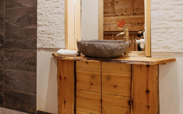 DMG - 'Large, Luxurious Ground Floor' Apartment