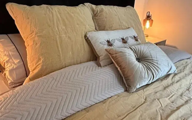 Beehive Suite - City Chic London Apartment