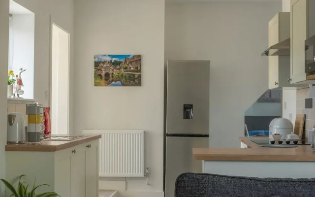 Modern Apartment in the Cotswolds Sleeps 6