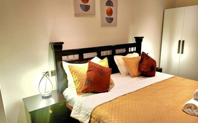 Elegant 2Bed Gem-5star Service-Pools-Gym