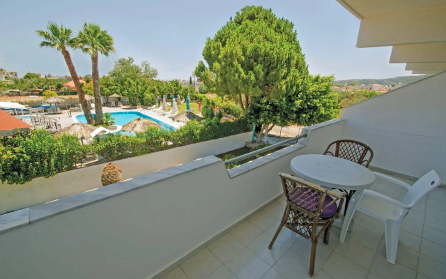 Chaplins Studios & Splash Pool Bar