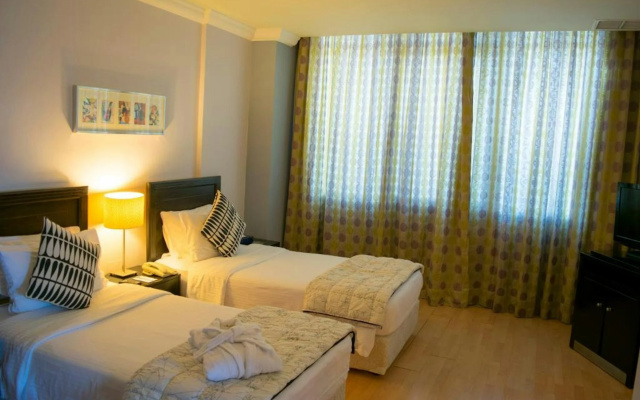 Corniche Hotel & Suites