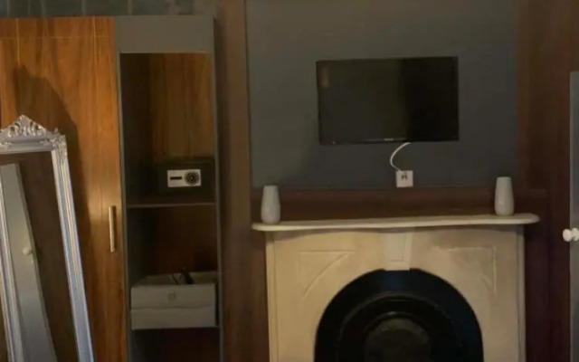 Upstairs Studio - Private kitchenette and Small en-suite