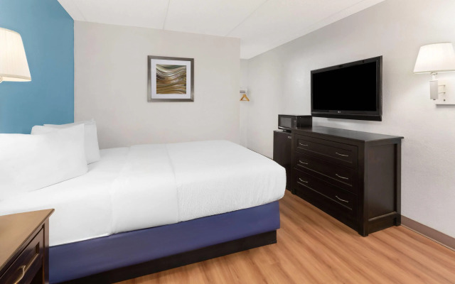 Travelodge by Wyndham Madison Heights MI
