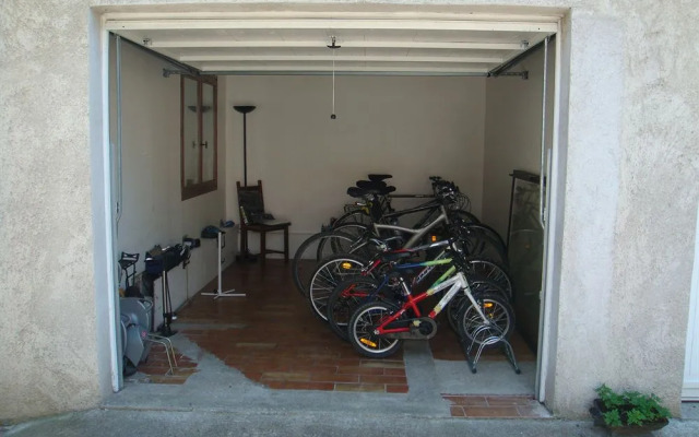 Hôtel-Restaurant La Crèche et sa piscine intérieure - Logis Hôtels