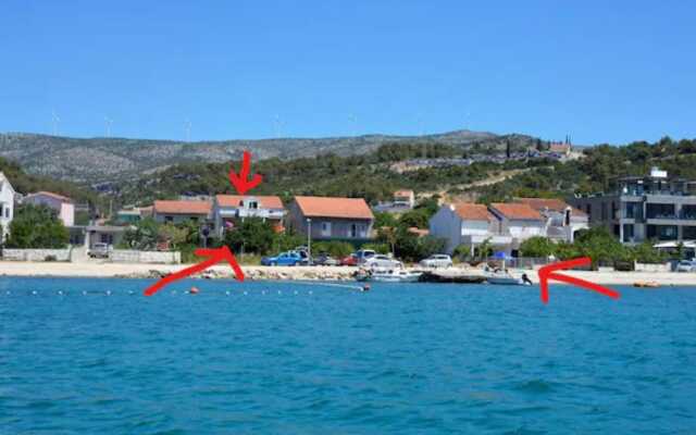 Beachside Apartment - Sleeps 5, Parking & Views