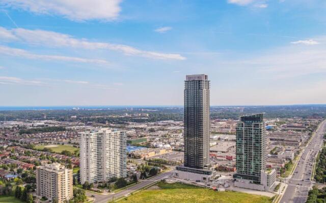 Royal Stays Furnished Apartments - Missisauga City Centre