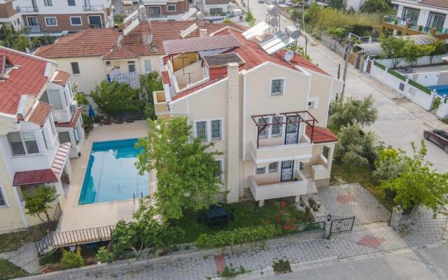 Sahile Yakın Havuzlu Villa 6+2 kişilik