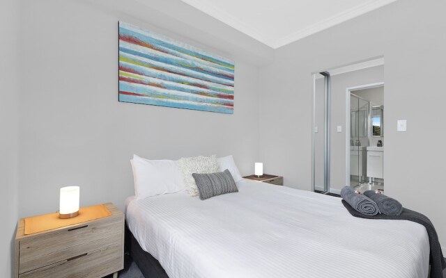 Lakeside Waterfront Apartment 18