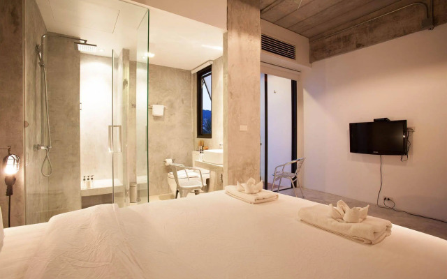 ELLA Bar, Bistro & Bed