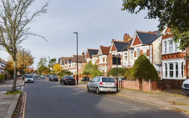 Stylish Family Home Close To Ealing Common