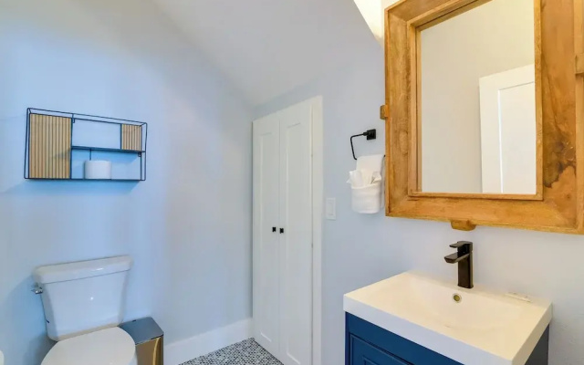 Steps to Beach: Vibrant House in Galveston!