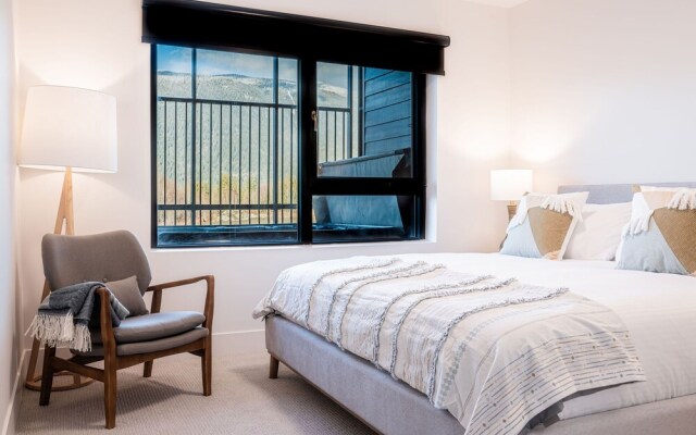 Drop In Condo by Revelstoke Vacations