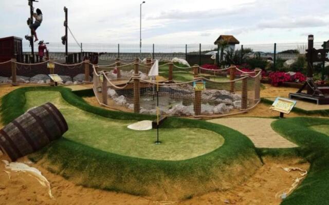 Sleeps 6, Gym, Entertainment, Pool, Beach
