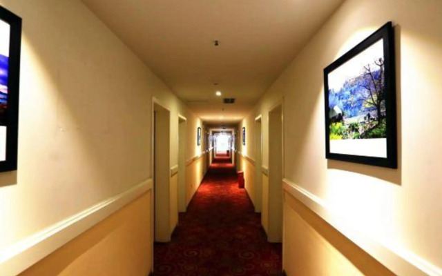 Merry Home Hotel (Leshan Giant Buddha Minjiang 2nd Bridge)