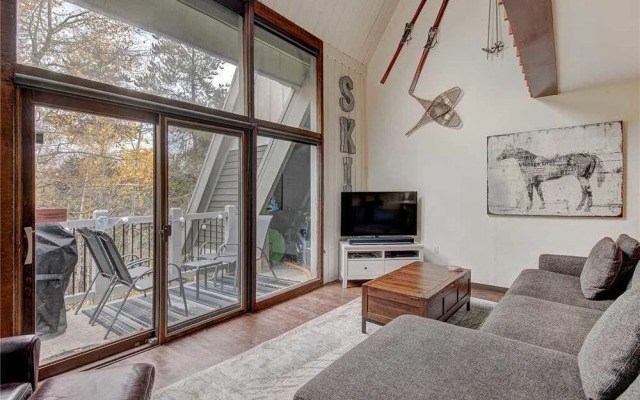 Invitingly Furnished 1 Bedroom - Miner's Candle 4