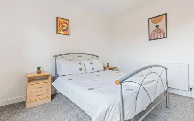 Beautiful 5 Bedroom Home in Coventry 14min to NEC
