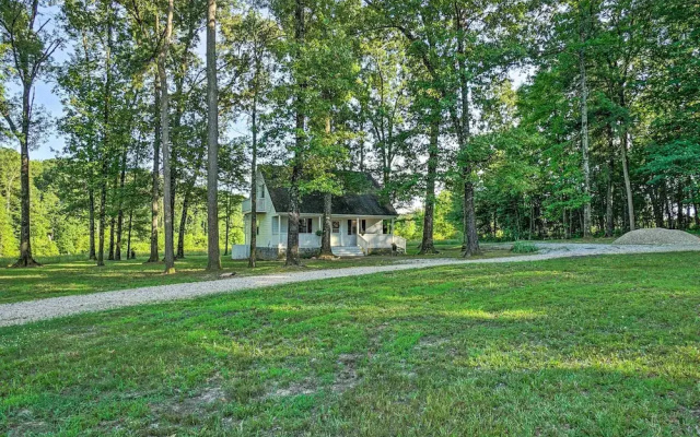 Peaceful Broken Bow Cottage w/ Fire Pit!