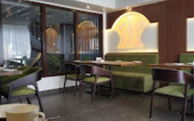 Sumi Queen's Yard Rink Mall Darjeeling