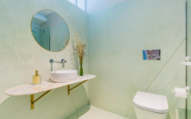 UNIQUE Modernist Duplex apartment & PARKING