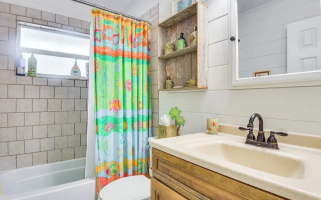 1 Mi to Anna Maria Island: Pet-friendly Retreat
