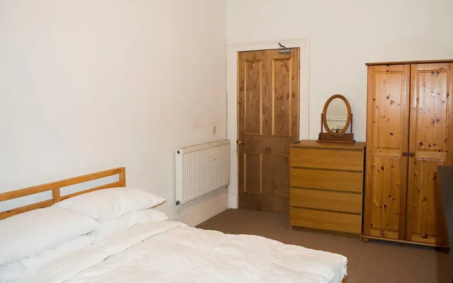 Spacious 3 Bedroom Flat in Marchmont