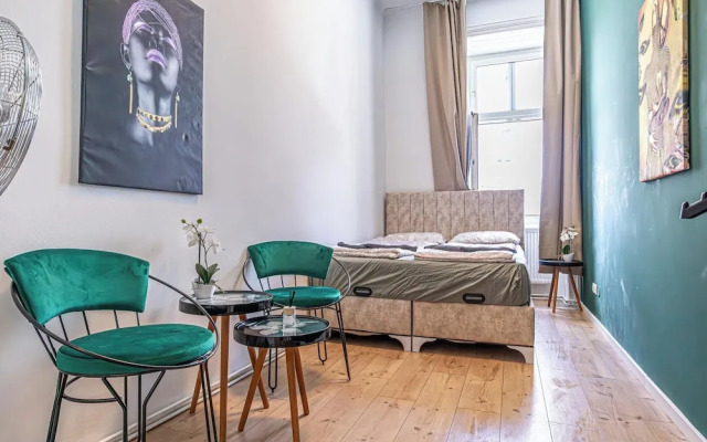 8 Studios with Terrace in Margareten