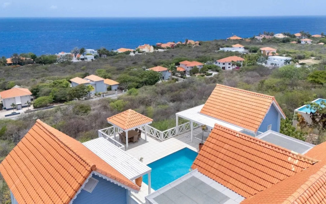 Ocean Whisper Villa in Sint Willibrordus