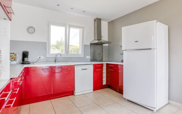 Luxury Villa in Aigne with Swimming Pool