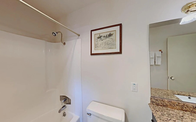 Spacious 2 BR Units at 1849 Condos with FREE Pool, Parking & Wifi