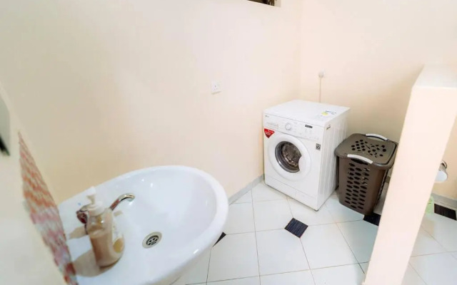 JULZ Place 3 bedroom Apartment with a lake view